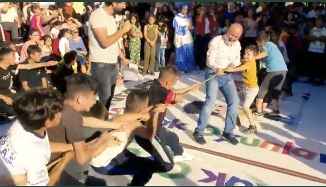 Kayseri Kocasinan Mayor Ahmet Çolakbayrakdar met with children through a "Tug of War" game.