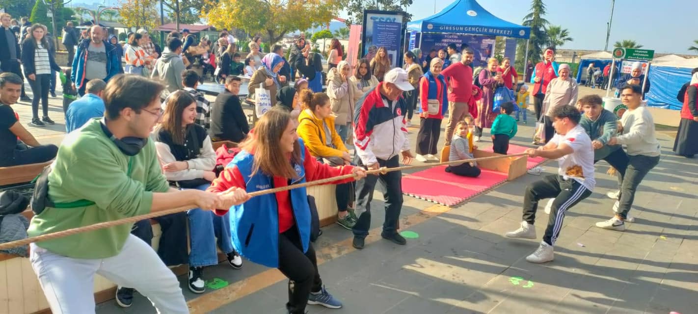 "Sosyal Medyadan Sosyal Meydana" projesi kapsamında Halat çekme yarışması yapıldı.