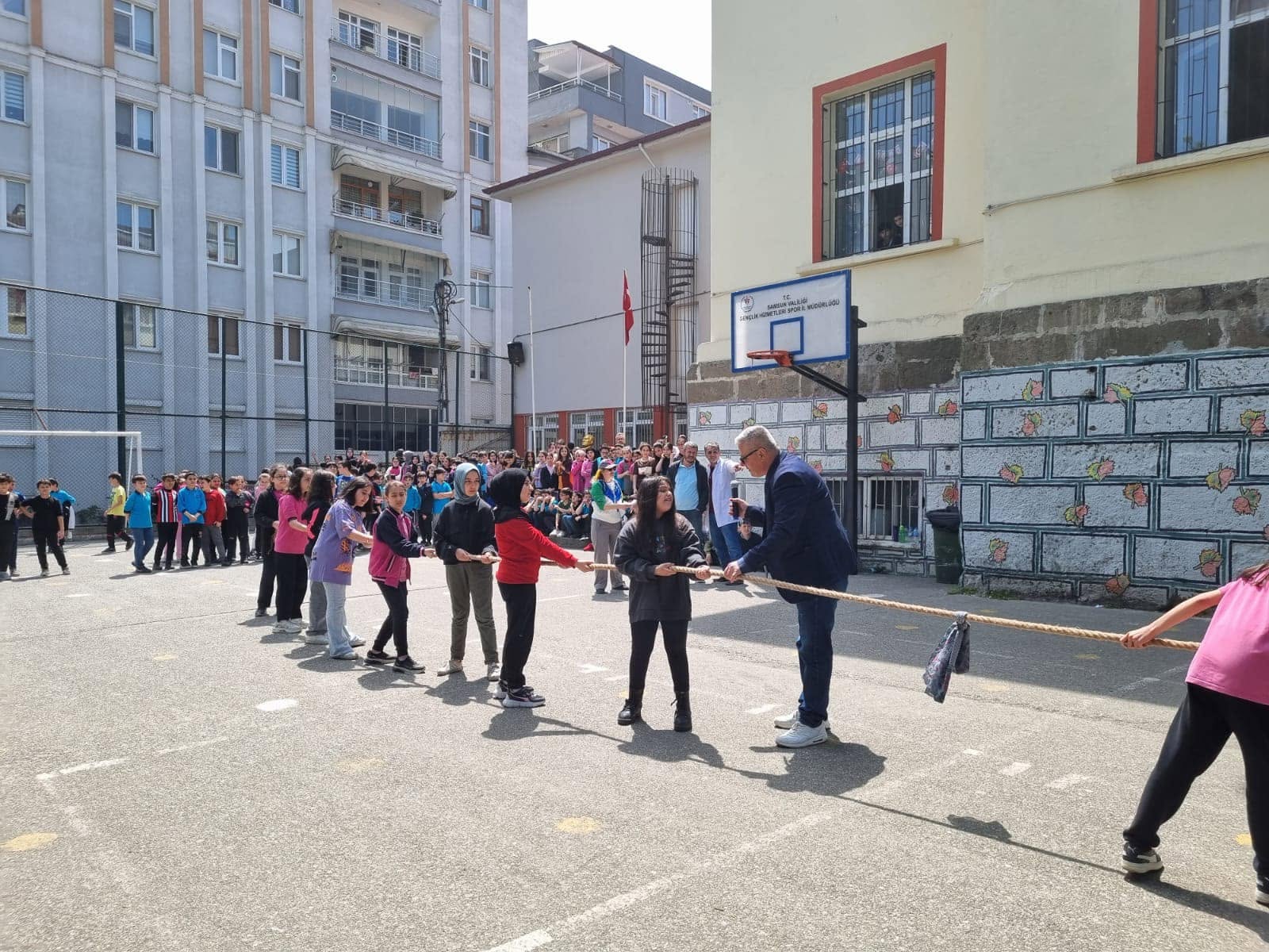 Samsun İli İlkadim İlçesi 30 Ağustos İmamhatip Ortaokulunda “19 Mayıs Gençlik ve Spor  Halat Çekme Şampiyonası” gerçekleştirildi.