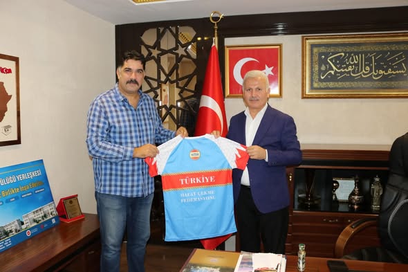 sporcularımız   “Camiler ve Din Görevlileri Haftası” münasebetiyle İl Müftüsü Aydın Yığman’ı makamında ziyaret.