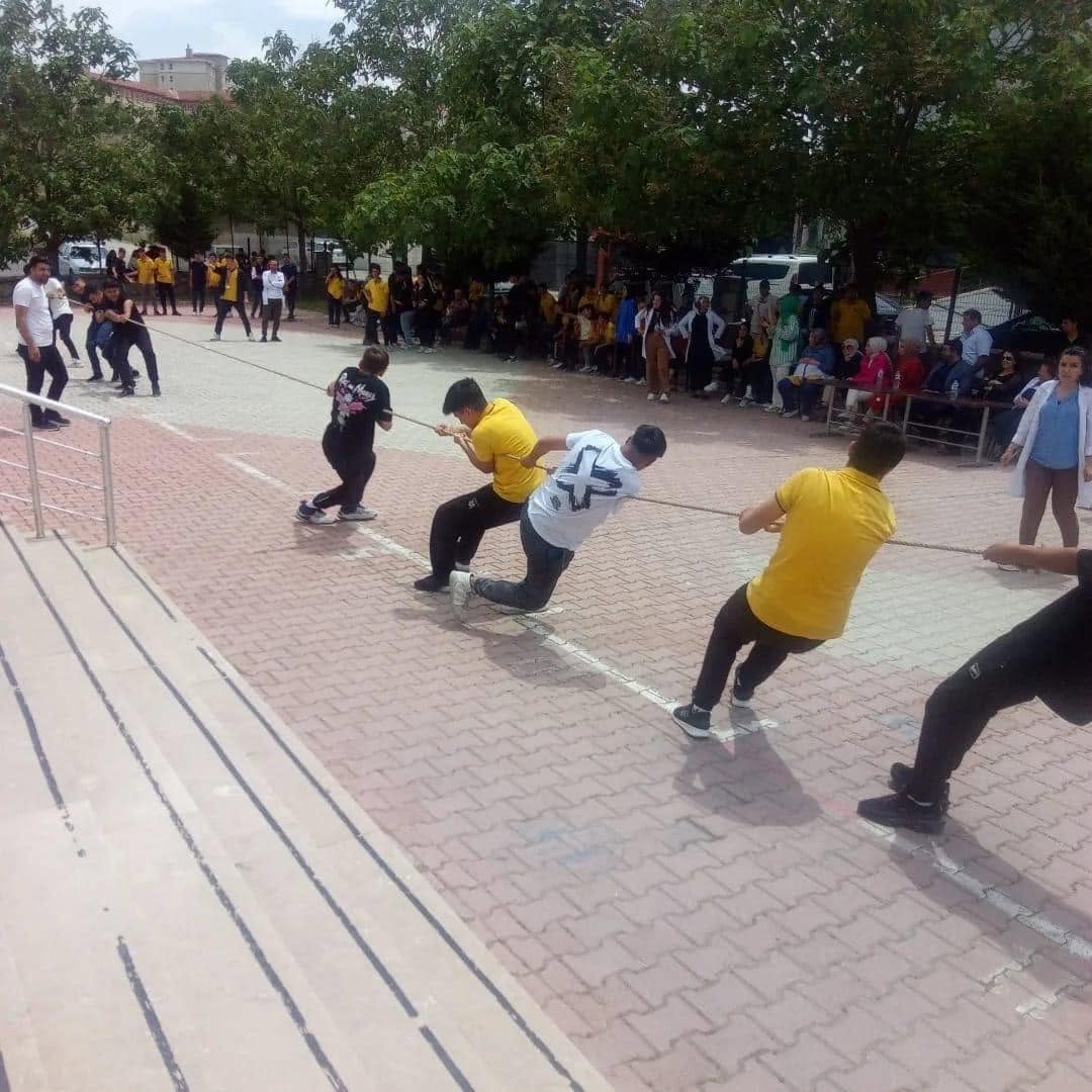 Our Eastern Anatolia Regional Director, Vahap Kösemen, and his team organized a Tug-of-War Championship at the March 14 Schools.