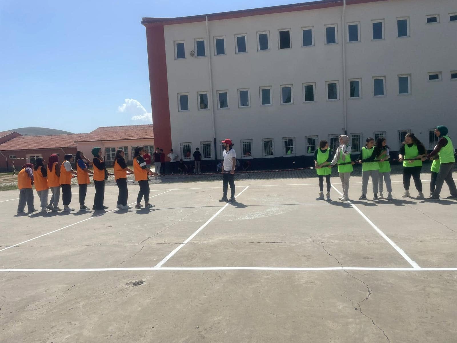 Under the coordination of our Niğde Provincial Representative, Mehmet Ali İnan, an interclass (boys and girls) tug-of-war tournament was held at the Elmalı/Çayırlı 80th Anniversary Multi-Program Anatolian High School.