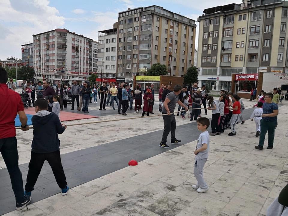 A tug-of-war competition was held as part of the celebrations for the May 19 Atatürk Commemoration, Youth, and Sports Day.