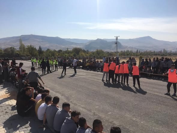 Develi FAHRİMOR TURİZİM MESLEK LİSESİ Sınıflar Arası Halat Çekme Şampiyonası düzenlendi.