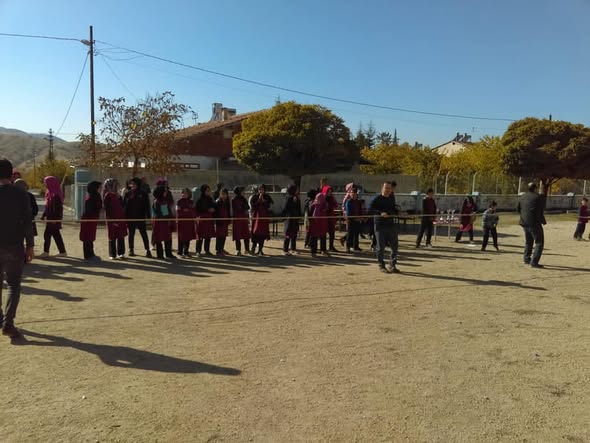 Baskil İmam Hatip Lisesi ve Baskil Anadolu Lisesi arasında Halat Çekme Şampiyonası düzenledi.