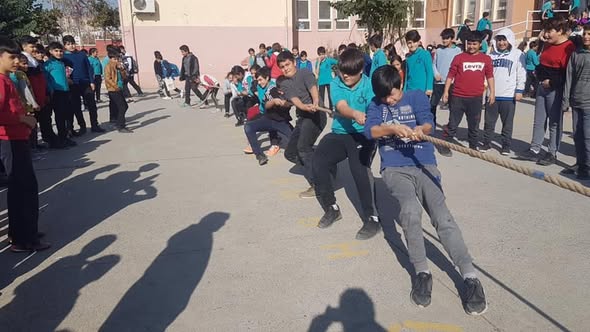 700.Yıl Ortaokulunda sınıflar arası Halat Çekme şampiyonası yapıldı.