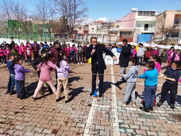 Osman Kulaç İlkokulu Nevruz Kutlama Programında Ata Sporumuz Olan Halat Çekme Yarışmaları Düzenlendi.