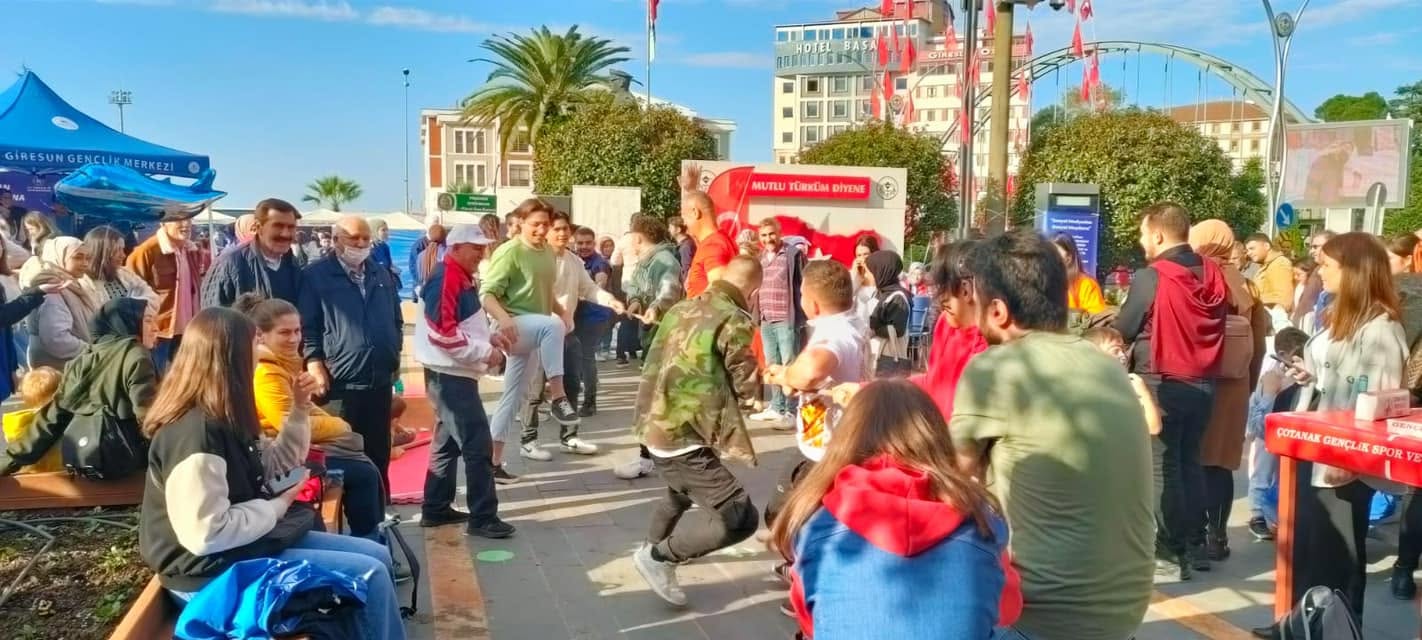 "Sosyal Medyadan Sosyal Meydana" projesi kapsamında Halat çekme yarışması yapıldı. - 1