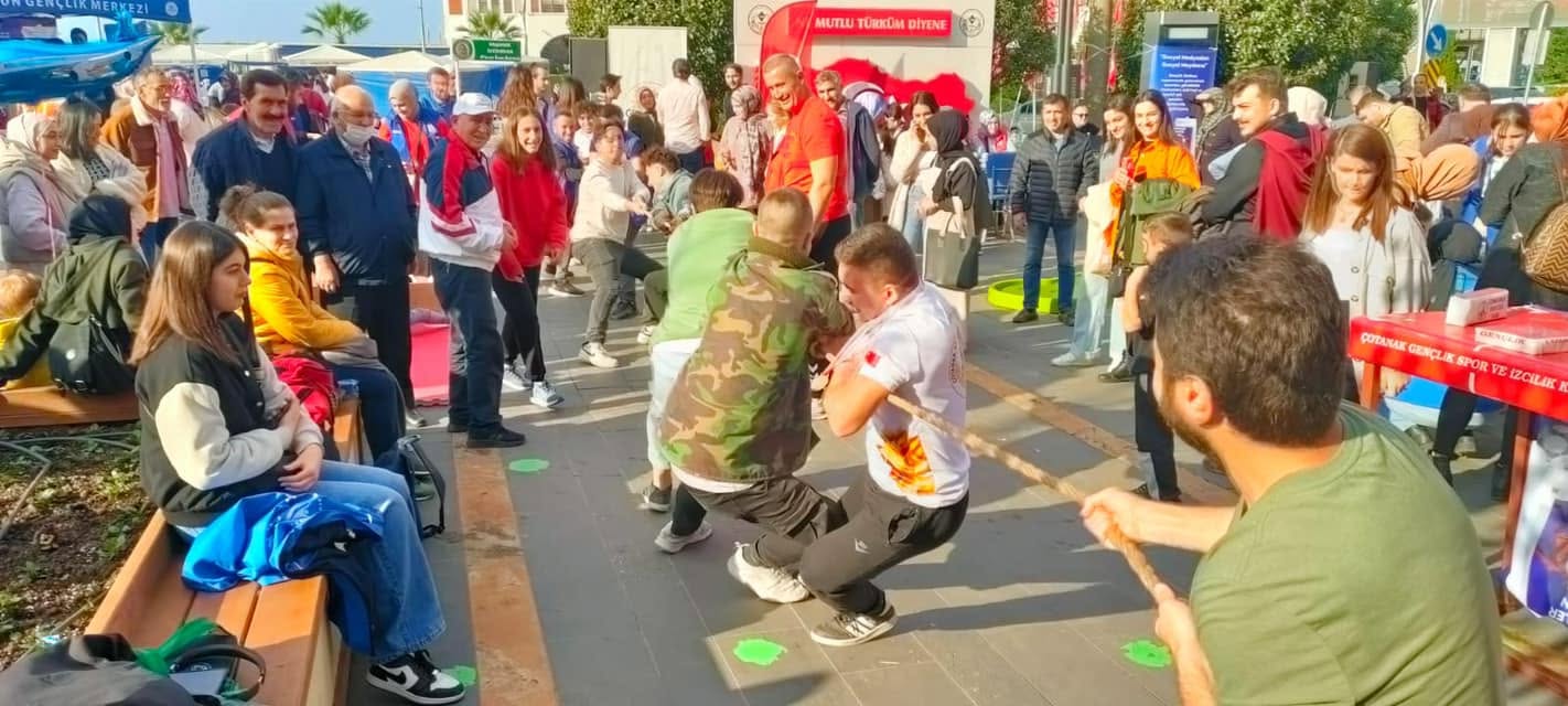 "Sosyal Medyadan Sosyal Meydana" projesi kapsamında Halat çekme yarışması yapıldı. - 2