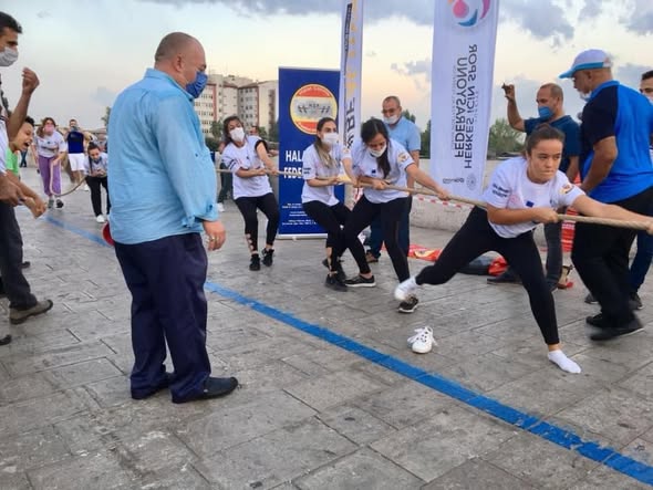 Tarihi Taş Köprüde Halat Çekme Spor faaliyeti yapıldı. - 2
